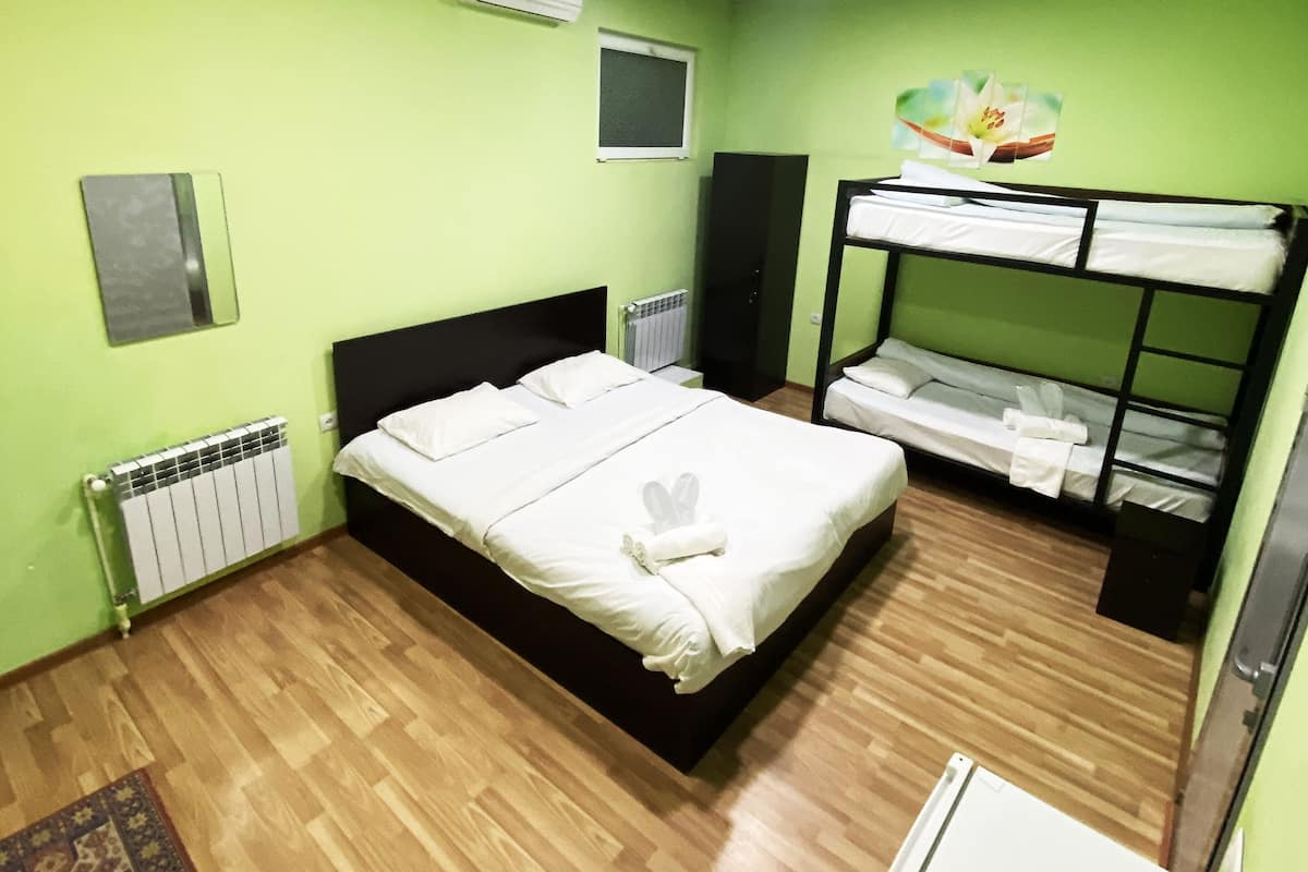 Habitación cuádruple Confort | Ropa de cama de alta calidad y tabla de planchar con plancha