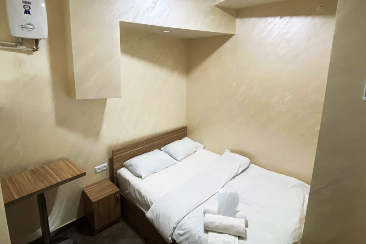 Habitación individual clásica | Ropa de cama de alta calidad y tabla de planchar con plancha