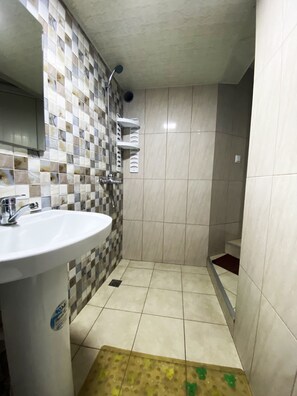 Classic-Einzelzimmer | Badezimmer | Dusche, Hausschuhe