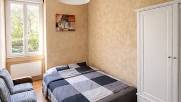 3 habitaciones, escritorio, tabla de planchar con plancha y wifi gratis