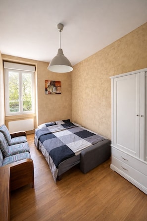 3 bedrooms, desk, iron/ironing board, WiFi