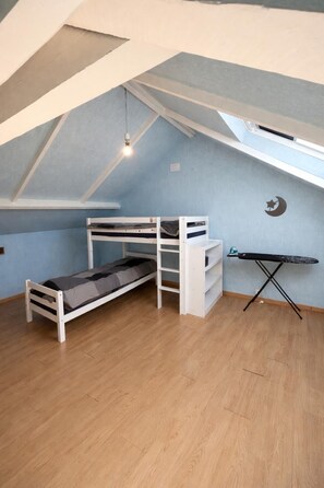 3 bedrooms, desk, iron/ironing board, free WiFi