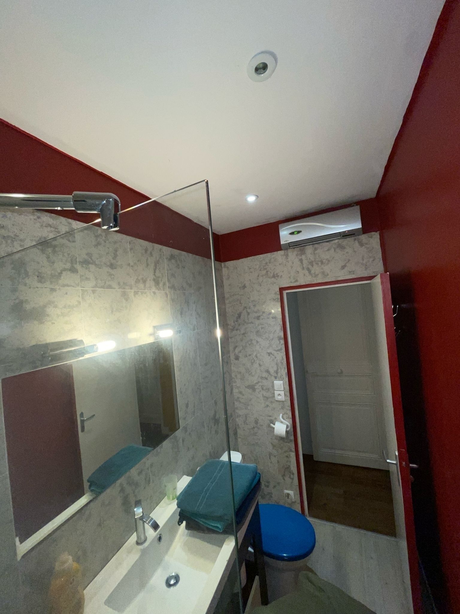 Een bad/douchecombinatie, toiletpapier