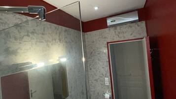 Een bad/douchecombinatie, toiletpapier