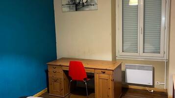 3 habitaciones, escritorio, tabla de planchar con plancha y wifi