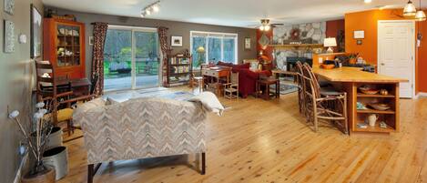 Smart TV, chimenea, libros