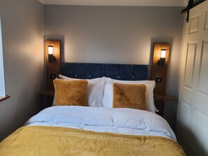 2 عدّة غرف نوم ومكتب ومكواة/لوح كي وسرير سفر