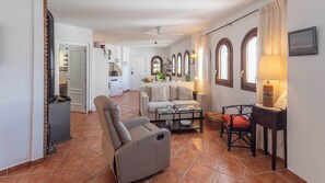 TV, peis, DVD-spiller og stereoanlegg