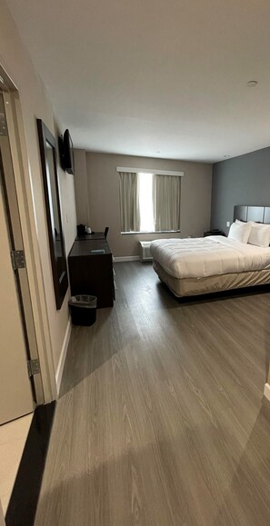 Basic Room, 1 Queen Bed, Accessible | Free WiFi - Hotel 21 Nyc (Long Island City)