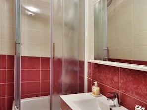 Appartement | Salle de bain | Douche, sĂšche-cheveux, serviettes fournies