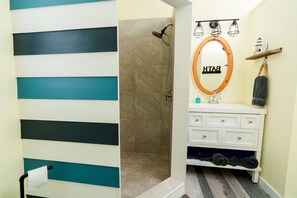Shower, hair dryer, towels - Anchor's Away, Russell Island (Russell Island)