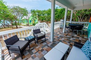 Outdoor dining - Anchor's Away, Russell Island (Russell Island)