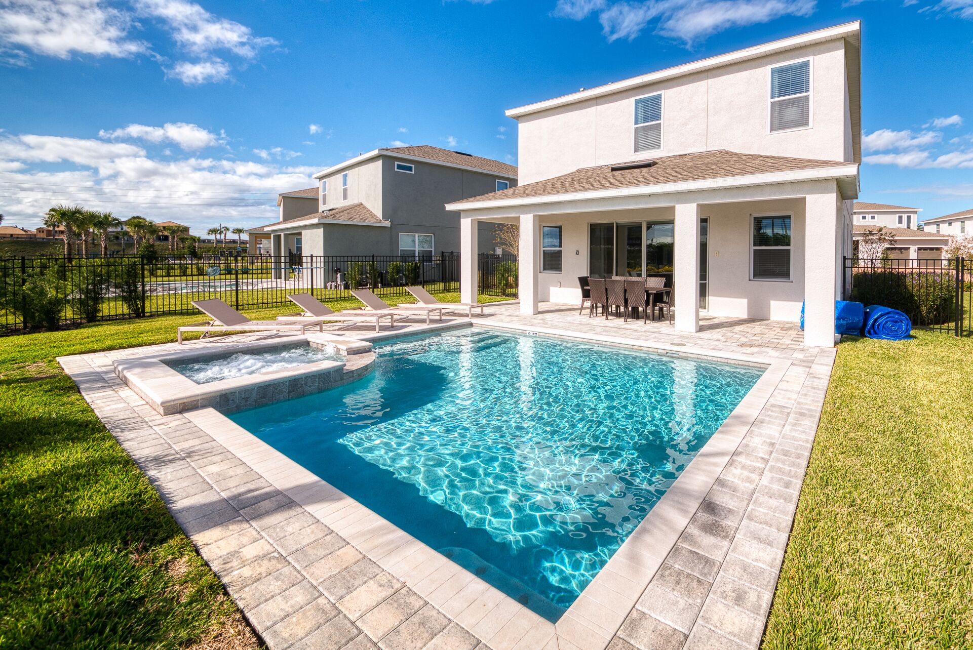 Piscina a l'aire lliure i piscina climatitzada 