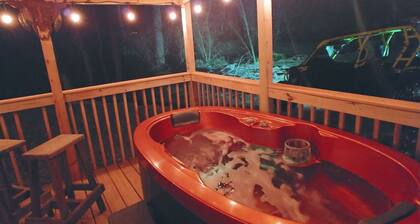 New Smoky Mountain Tiny Cabin on Bold Stream with Hot Tub.