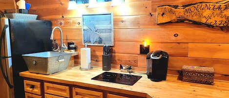 Kühlschrank, Mikrowelle, Herdplatte, Wasserkocher mit Kaffee-/Teezubehör