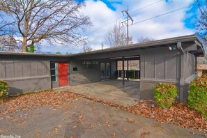 Exterior - Cozy Mid Century Home (North Little Rock)