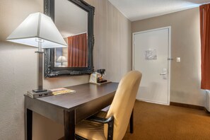 Desk, laptop workspace, free WiFi, bed sheets - Dutchland Motel (Lancaster)