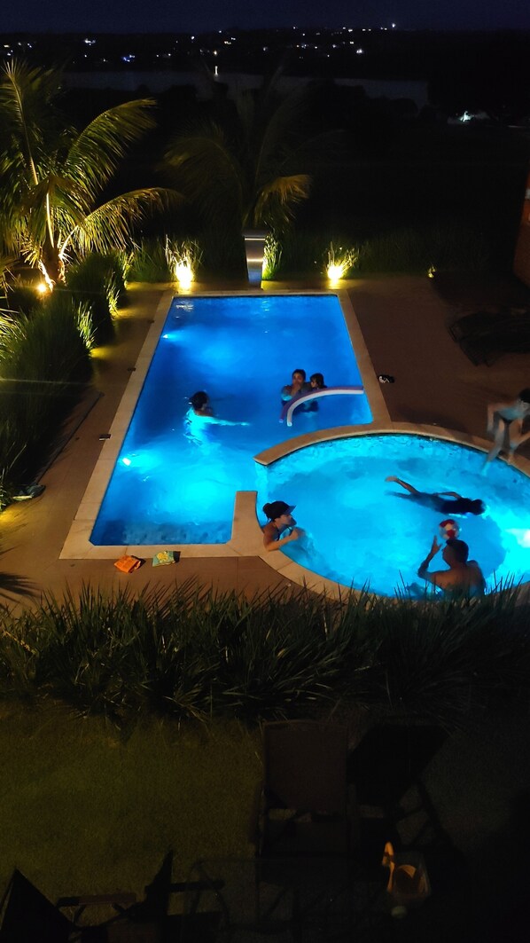 Una piscina al aire libre, una piscina climatizada
