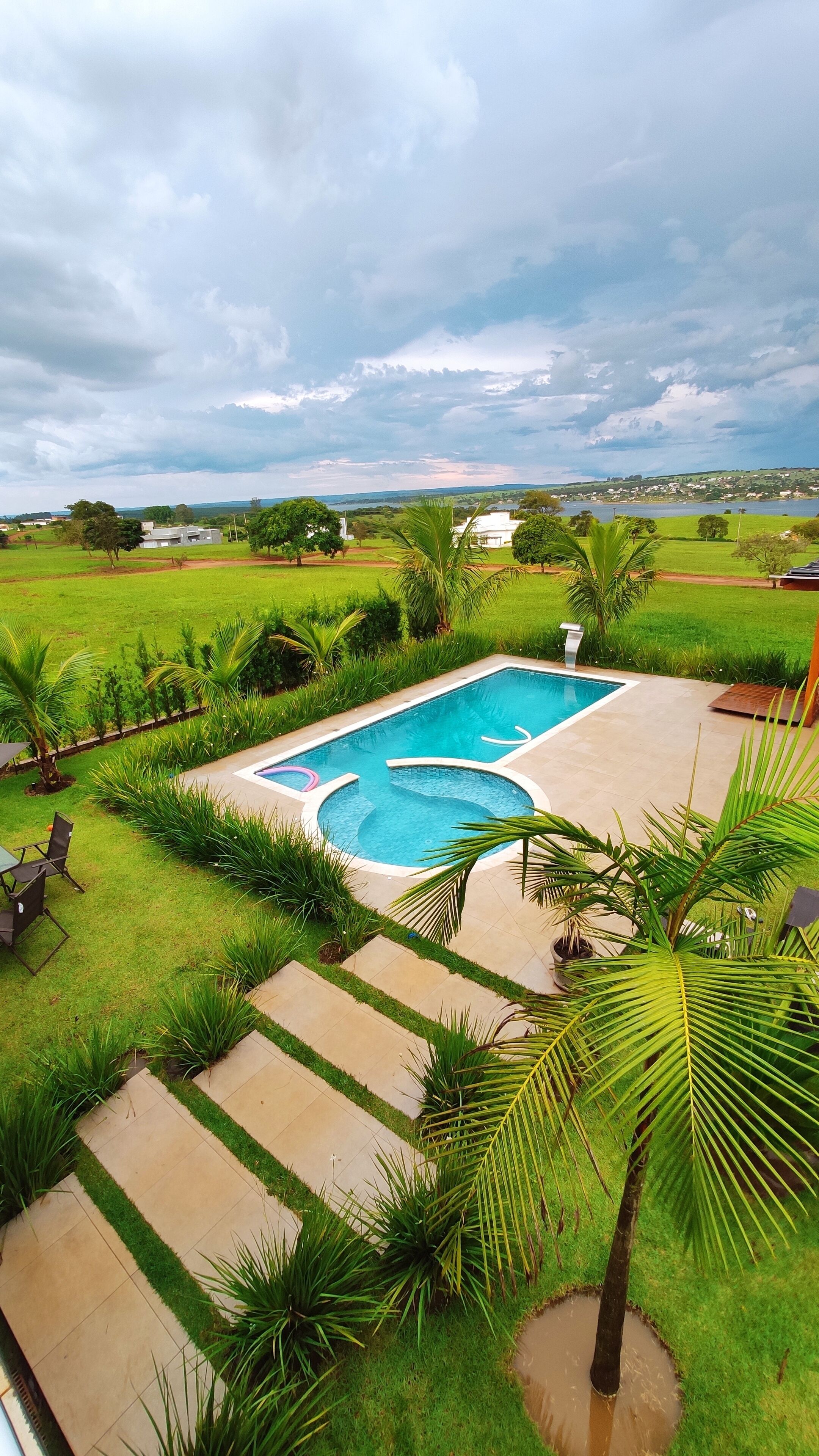 Una piscina al aire libre, una piscina climatizada