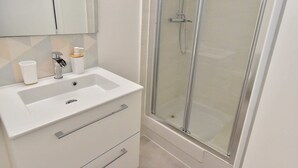 تجهيزات دش، مجففات شعر، مناشف، صابون
