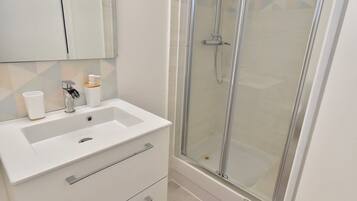 Regadera, secadora de cabello, toallas, jabón