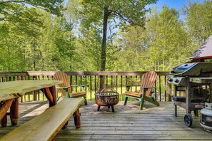Outdoor dining - Saranac Lake Cabin w/ Deck: Pets Welcome! (Saranac Lake)