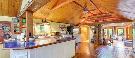 Refrigerador, microondas, parrilla de estufa y utensilios de cocina
