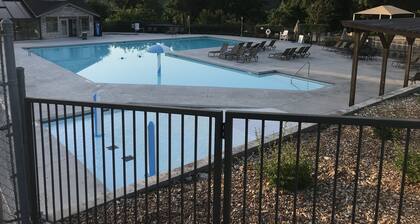 AWESOME 3 BR+ SOFA BED, 3 BA CONDO, SLEEPS 8. IN GATED PT ROYALE. GOLF DISCOUNT