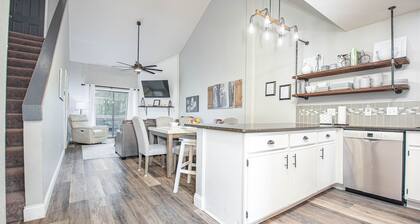 AWESOME 3 BR+ SOFA BED, 3 BA CONDO, SLEEPS 8. IN GATED PT ROYALE. GOLF DISCOUNT