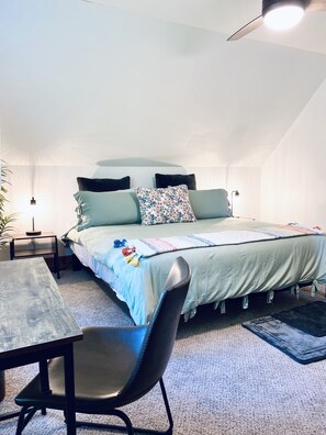 3 bedrooms, iron/ironing board, free WiFi, bed sheets - A-frame Cabin at Hanging Rock (Danbury)