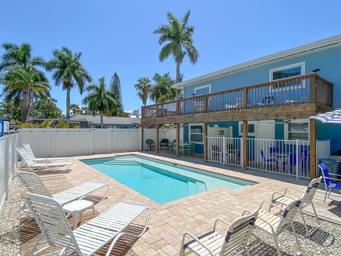 🐾  Dog Friendly, Large Heated Pool, Short Walk to Restaurants and the sugar sand Beach!