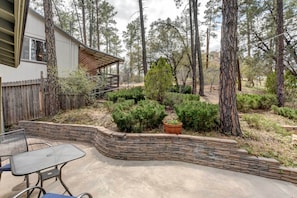 Outdoor dining - 1 Mi to Dtwn Prescott: Quiet Cabin in the Pines! (Prescott)