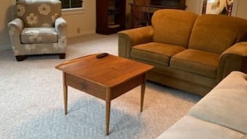 Una Smart TV, un reproductor de DVD, libros, una videoteca