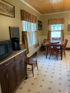 Dining - THE CABIN on Lake Creek River (Troy)