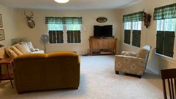 Una Smart TV, un reproductor de DVD, libros, una videoteca