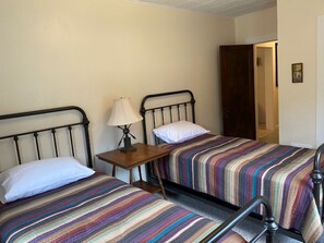 2 bedrooms, iron/ironing board, travel cot, free WiFi - THE CABIN on Lake Creek River (Troy)