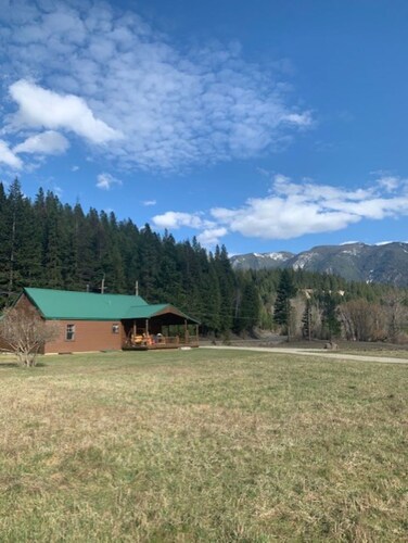 THE CABIN on Lake Creek River