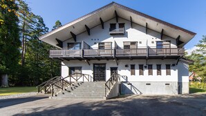 Un bâtiment à deux étages doté d’un balcon, d’un escalier et d’une porte.