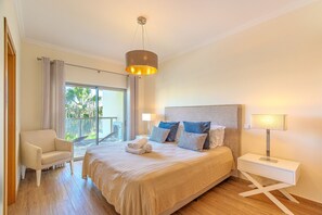 2 chambres, fer et planche à repasser, lit de bébé portatif