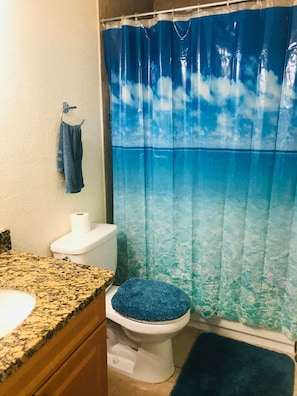 Badewanne, Haartrockner, Handtücher, Seife