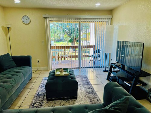 10 Minute drive to Siesta Beach!!! Spacious Condo.