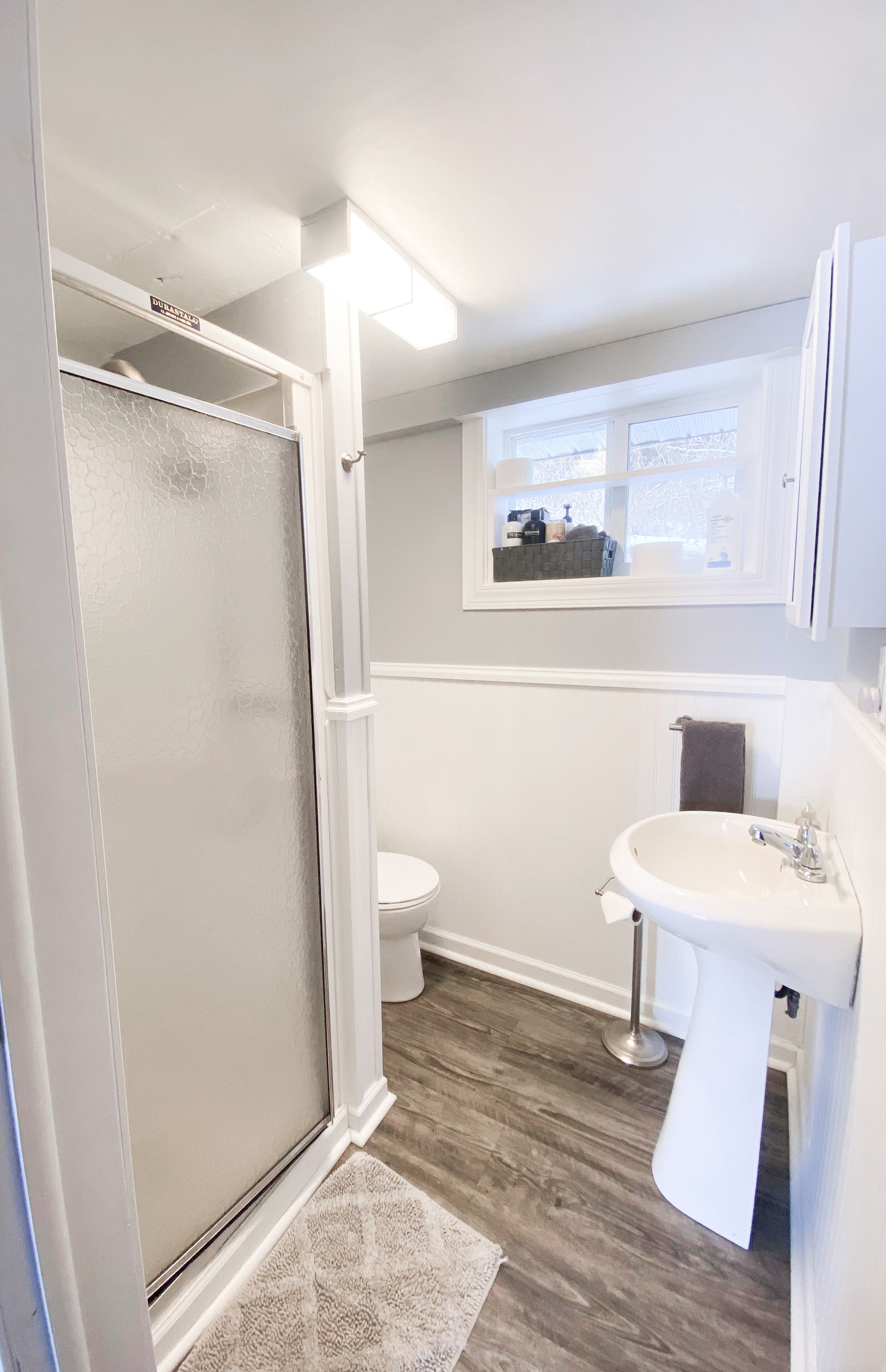 Regadera, secadora de cabello, toallas, jabón 