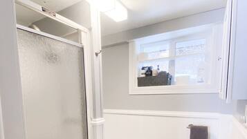 Regadera, secadora de cabello, toallas, jabón