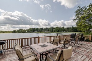 Une terrasse avec des sièges et une vue sur un lac.