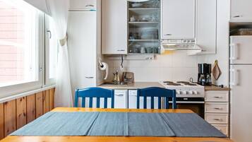 Fridge, microwave, dishwasher, cookware/dishes/utensils