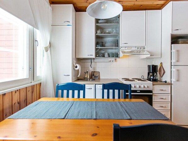 Fridge, microwave, dishwasher, cookware/dishes/utensils