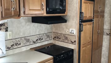 Frigorífico, microondas, placa de cocina y utensilios de cocina