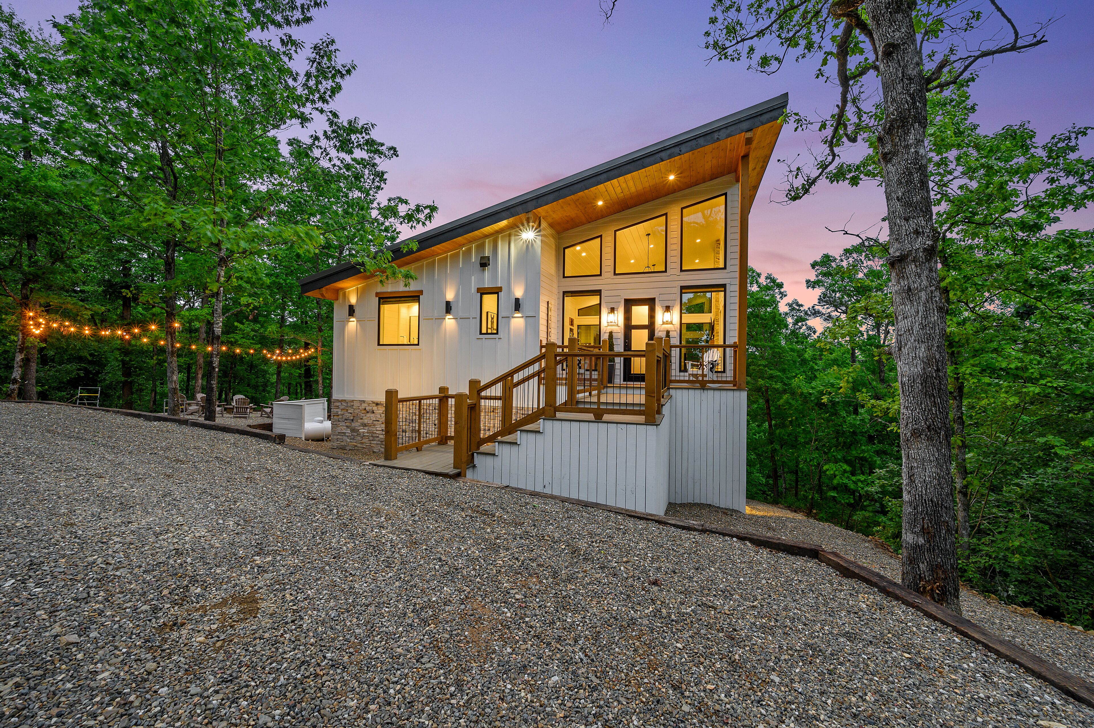 RISE AND SHINE, Beautiful Modern Luxury Cabin!!  Sleeps 10