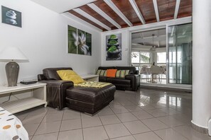 TV, books - Studio EN Duplex , VUE Plongeante Dans L'ocean (Le Gosier)