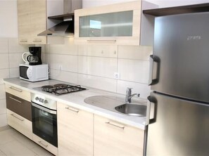 Kühlschrank, Mikrowelle, Ofen, Herdplatte